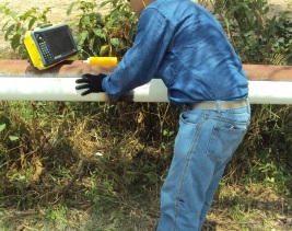 Profesional realizando inspección industrial